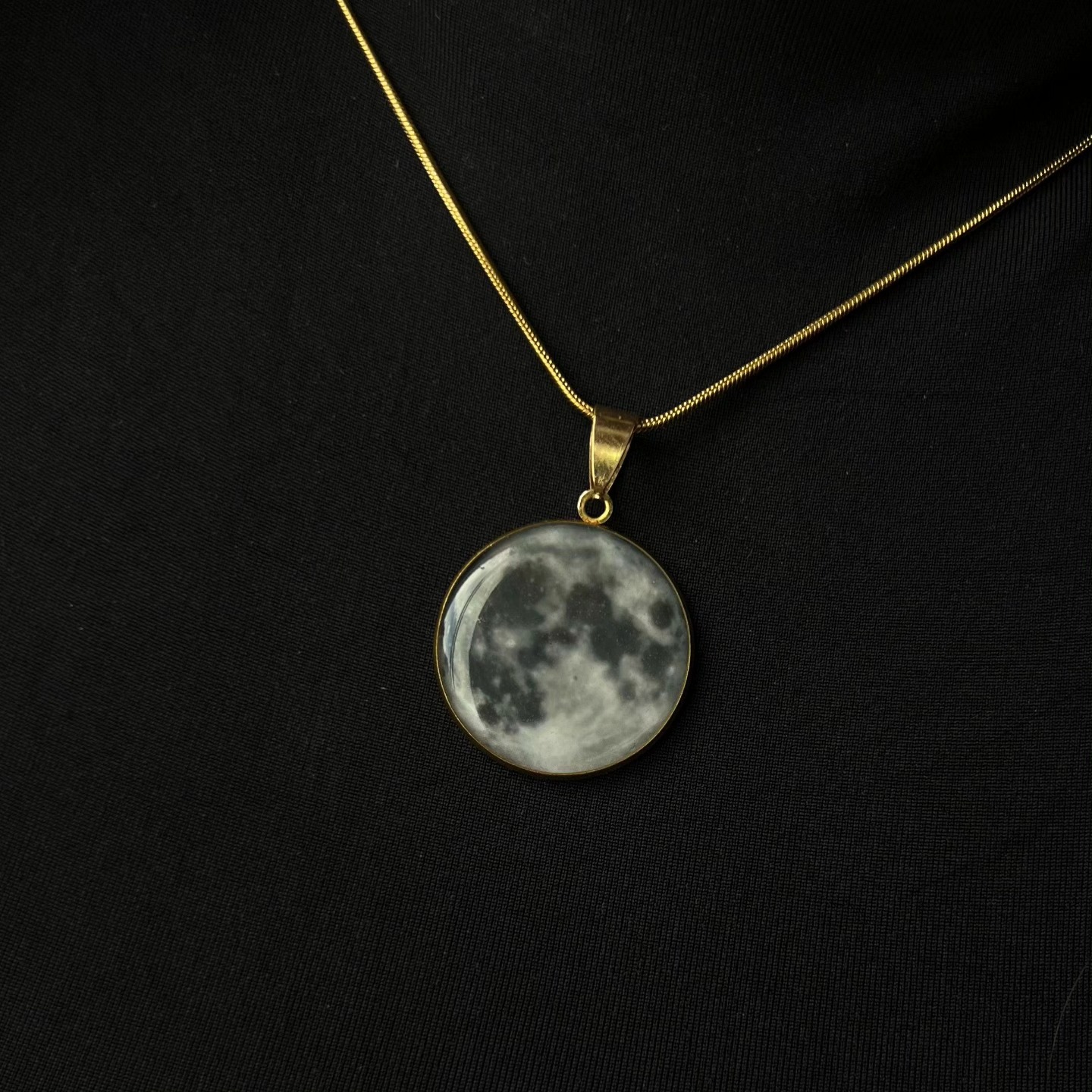 luna-llena-gris-luminosa