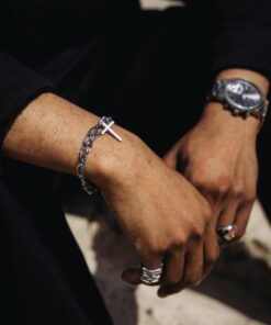 Elegante esclava doble con dije en forma de Cruz.